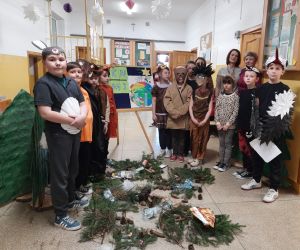 Pani Dyrektor, wychowawczyni i grupa uczniów na wspólnym zdjęciu