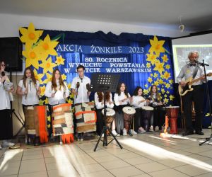 Zespół śpiewa i gra na scenie.