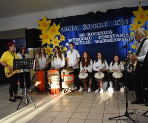 Zespół śpiewa i gra na scenie.