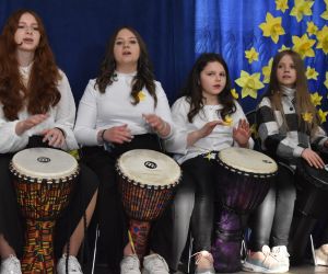 Zespół śpiewa i gra na scenie.