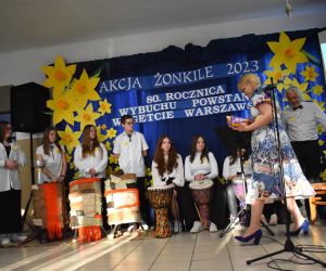 Zespół śpiewa i gra na scenie.