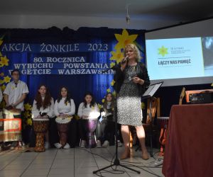 Zespół śpiewa i gra na scenie.