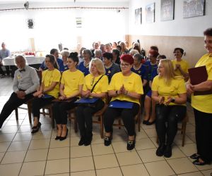 Publiczność, grupa osób wewnątrz budynku ogląda widowisko słono-muzyczne.