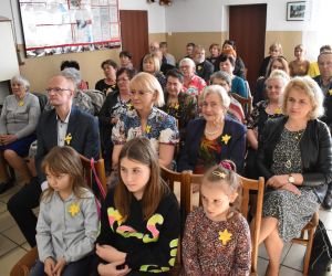 Publiczność, grupa osób wewnątrz budynku ogląda widowisko słono-muzyczne.