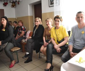 Publiczność, grupa osób wewnątrz budynku ogląda widowisko słono-muzyczne.