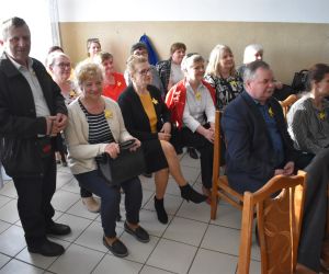 Publiczność, grupa osób wewnątrz budynku ogląda widowisko słono-muzyczne.