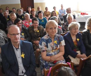 Publiczność, grupa osób wewnątrz budynku ogląda widowisko słono-muzyczne.