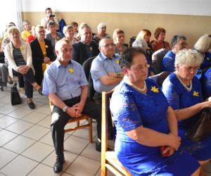 Publiczność, grupa osób wewnątrz budynku ogląda widowisko słono-muzyczne.