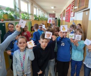  Dzieci pokazują „śmieci”, które udało się im odnaleźć 