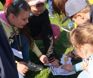 Dzieci segregują śmieci do koszy