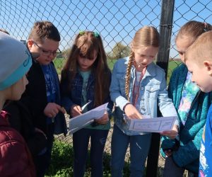 Grupa dzieci z klasy 3  rozwiązuje zadanie „Zgubione słowa”