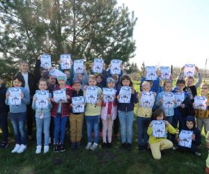 Dzieci z dyplomami pozują do zdjęcia