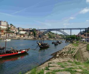 Widok na Most Ludwika oraz barki na rzece Douro w Porto