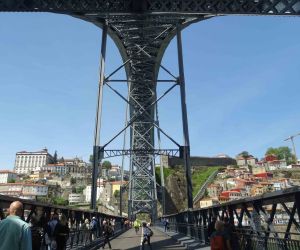 Most Ludwika w Porto sfotografowany od dołu