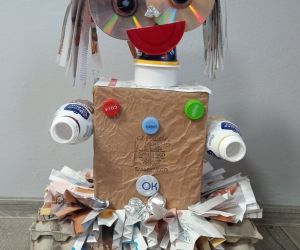 Robot wykonany z materiałów użytku codziennego takich jak plastikowe kubki, kartonowe opakowania, wytłaczanki po jajkach, plastikowe nakrętki itp.