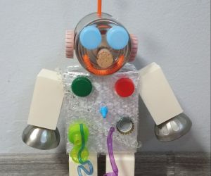Robot wykonany z materiałów użytku codziennego pochodzących z recyklingu