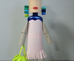 Robot wykonany z materiałów użytku codziennego pochodzących z recyklingu