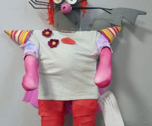 Robot wykonany z materiałów użytku codziennego pochodzących z recyklingu