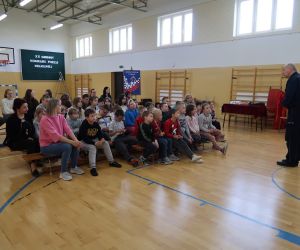  Pan policjant rozmawia z dziećmi 