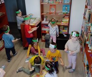 Przedszkolaki przeglądają w Bibliotece Publicznej
w Czerniczynie