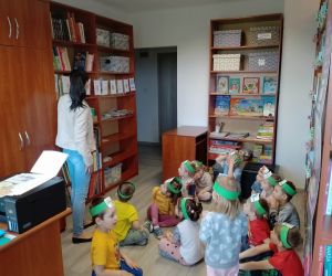 Bibliotekarka zapoznaje przedszkolaki z zasadami zachowania w bibliotece