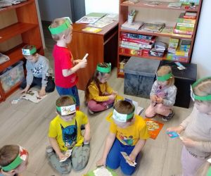 Przedszkolaki czytają wybrane książeczki