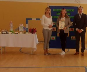 Odebranie pamiątkowych dyplomów oraz upominków przez reprezentantów przedszkoli: Ślipcze z/s Kozodawy, Szpikołosy, Stefankowice, Cichobórz