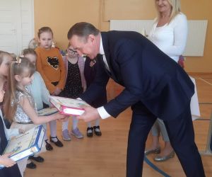 Wręczenie nagród pocieszenia w kategorii 5- 6-latki