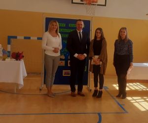 Odebranie pamiątkowych dyplomów oraz upominków przez reprezentantów przedszkoli: Ślipcze z/s Kozodawy, Szpikołosy, Stefankowice, Cichobórz