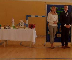 Odebranie pamiątkowych dyplomów oraz upominków przez reprezentantów przedszkoli: Ślipcze z/s Kozodawy, Szpikołosy, Stefankowice, Cichobórz