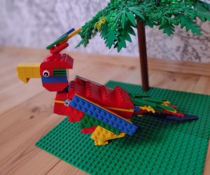 Kolorowa papuga pod palmą, całość wykonana z klocków