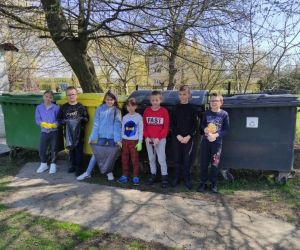 Uczniowie podczas sprzątania