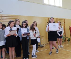 Ósmoklasistka w trakcie prezentacji 