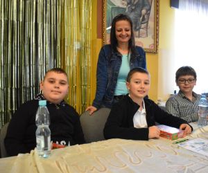 Na zdjęciu widoczne są trzy osoby pozujące do zdjęcia.