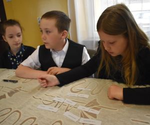 Na zdjęciu widoczna jest trójka dzieci.