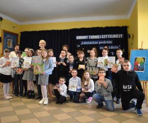 Na zdjęciu widoczna jest grupa osób pozująca do zdjęcia.