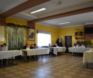 Zdjęcie przedstawia uczniów siedzących przy stołach w trakcie konkursu.