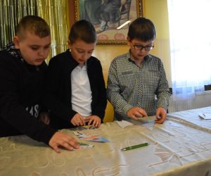 Na zdjęciu widocznych jest trzech chłopców.