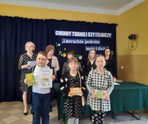 Nagrodzeni uczniowie z organizatorami konkursu