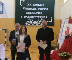 Nagrodzona uczennica, dyrektor szkoły organizującej konkurs oraz inspektor oświaty