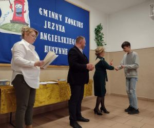 Uczeń otrzymuje podziękowanie za udział w konkursie