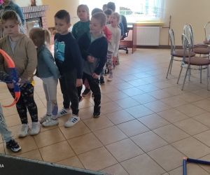 Zdjęcie przedstawia dzieci podczas zabawy.