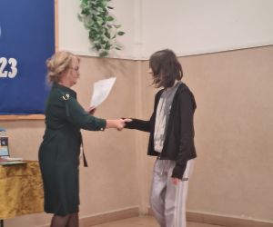 Uczennica odbiera dyplom i nagrodę z rąk Pani dyrektor