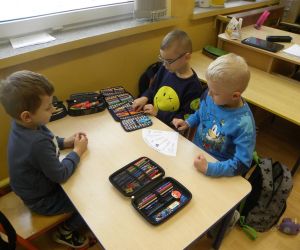 Pierwszoklasiści wykonują ćwiczenia w grupach na temat bezpieczeństwa