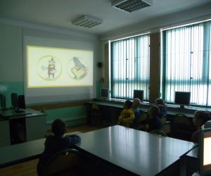 Klasa pierwsza ogląda film edukacyjny w ramach programu Akademia Bezpiecznego Puchatka