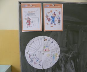 Ukończona praca dzieci zawieszone na tablicy w klasie