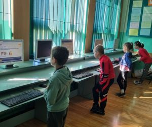 Dzieci z klasy 1 wykonują zadania  w  Ogólnopolskim Teście Bezpieczeństwa