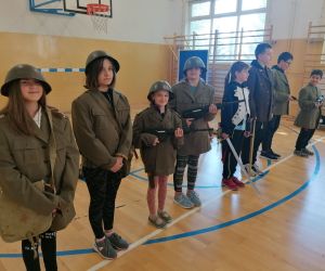 Uczniowie i uczennice w umundurowaniu z okresu Drugiej Wojny Światowej