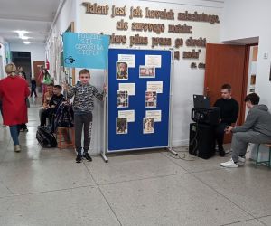 Uczeń z transparentem dotyczącym adopcji zwierząt ze schronisk