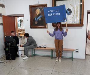 Uczennica z transparentem dotyczącym adopcji zwierząt ze schronisk